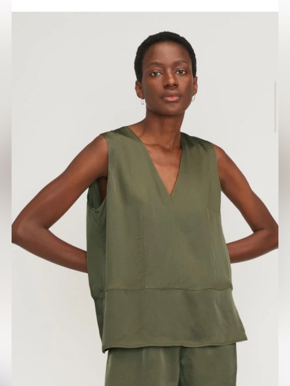 Everlane The Satin V-Neck Top in  Olive size Small. V-Neck Sleeveless Camisole